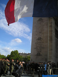 Развивается французский флаг, церемония идет